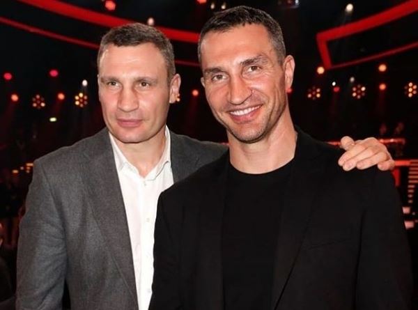 <br />
                    Братья Кличко посетили игру между «Динамо» и «Шахтером»                 